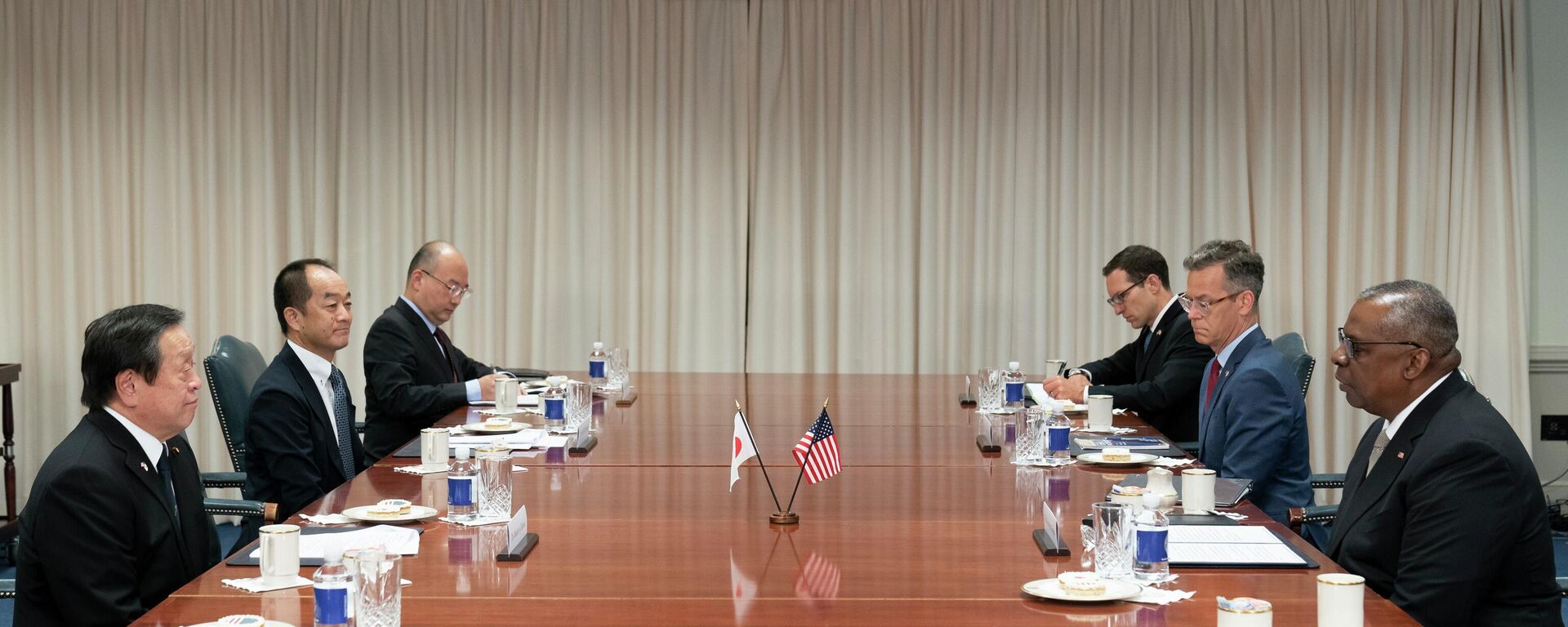 O ministro da Defesa do Japão, Yasukazu Hamada (E) em encontro com o secretário de Defesa Lloyd Austin (D) no Pentágono, em Washington, 14 de setembro de 2022 - Sputnik Brasil, 1920, 15.09.2022