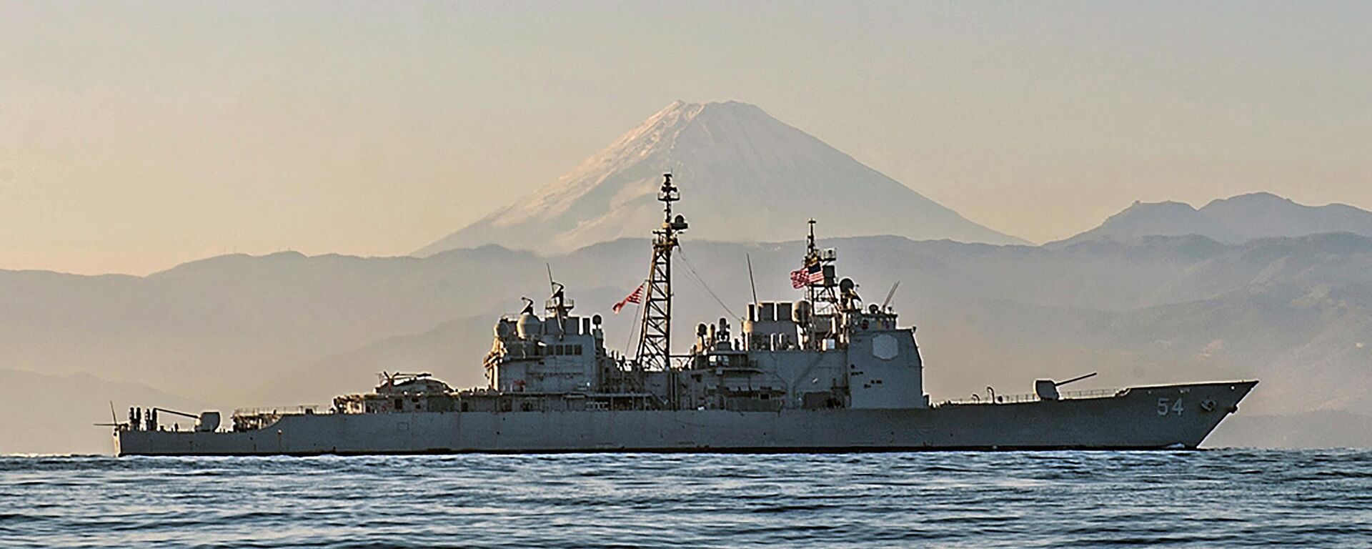 O cruzador de mísseis guiados da classe Ticonderoga USS Antietam (CG 54) está em andamento na costa do Japão, perto do Monte Fuji, 22 de novembro de 2014 - Sputnik Brasil, 1920, 15.09.2022
