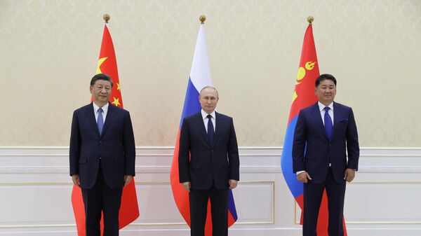 Da esquerda para a direita, o presidente da China, Xi Jinping, o presidente da Rússia, Vladimir Putin, e o presidente da Mongólia, Ukhnaagiin Khurelsukh, durante reunião trilateral durante a cúpula da Organização de Cooperação de Xangai (SCO, na sigla em inglês) em Samarcanda, no Uzbequistão, em 15 de setembro de 2022 - Sputnik Brasil