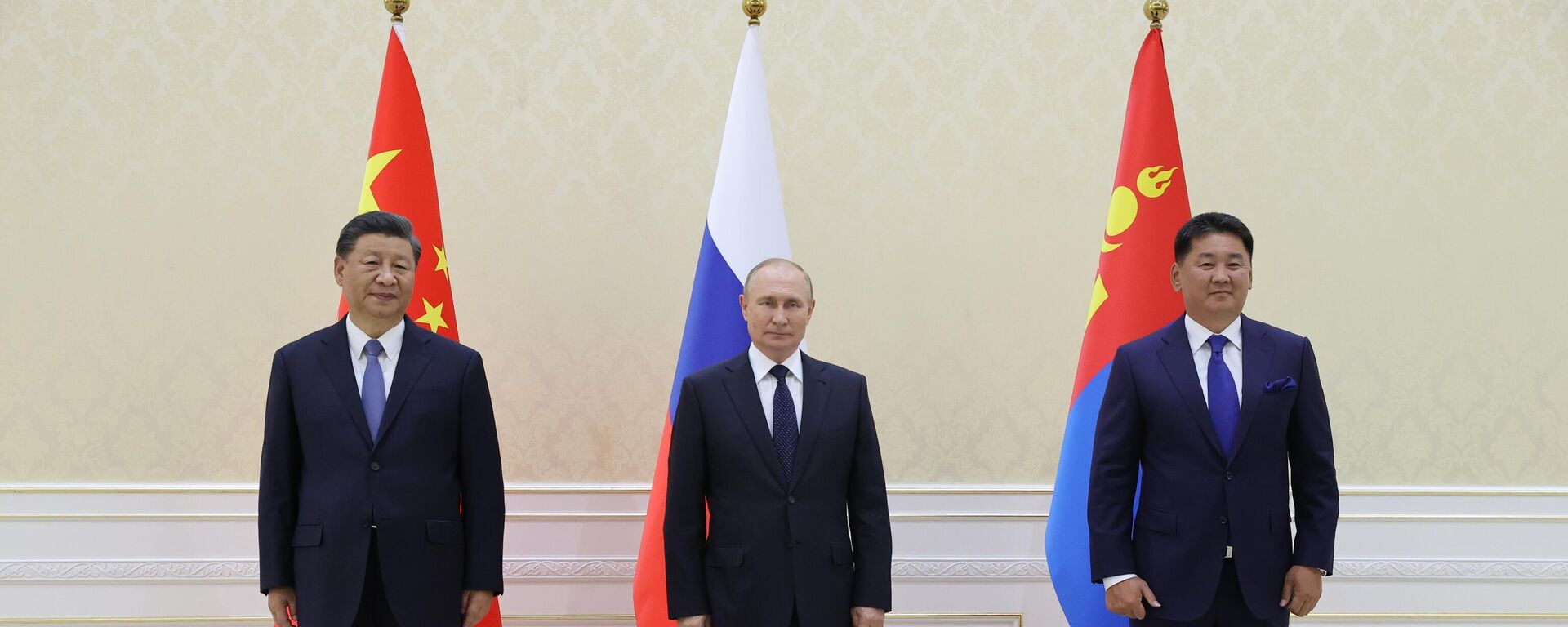 Da esquerda para a direita, o presidente da China, Xi Jinping, o presidente da Rússia, Vladimir Putin, e o presidente da Mongólia, Ukhnaagiin Khurelsukh, durante reunião trilateral durante a cúpula da Organização de Cooperação de Xangai (SCO, na sigla em inglês) em Samarcanda, no Uzbequistão, em 15 de setembro de 2022 - Sputnik Brasil, 1920, 15.09.2022