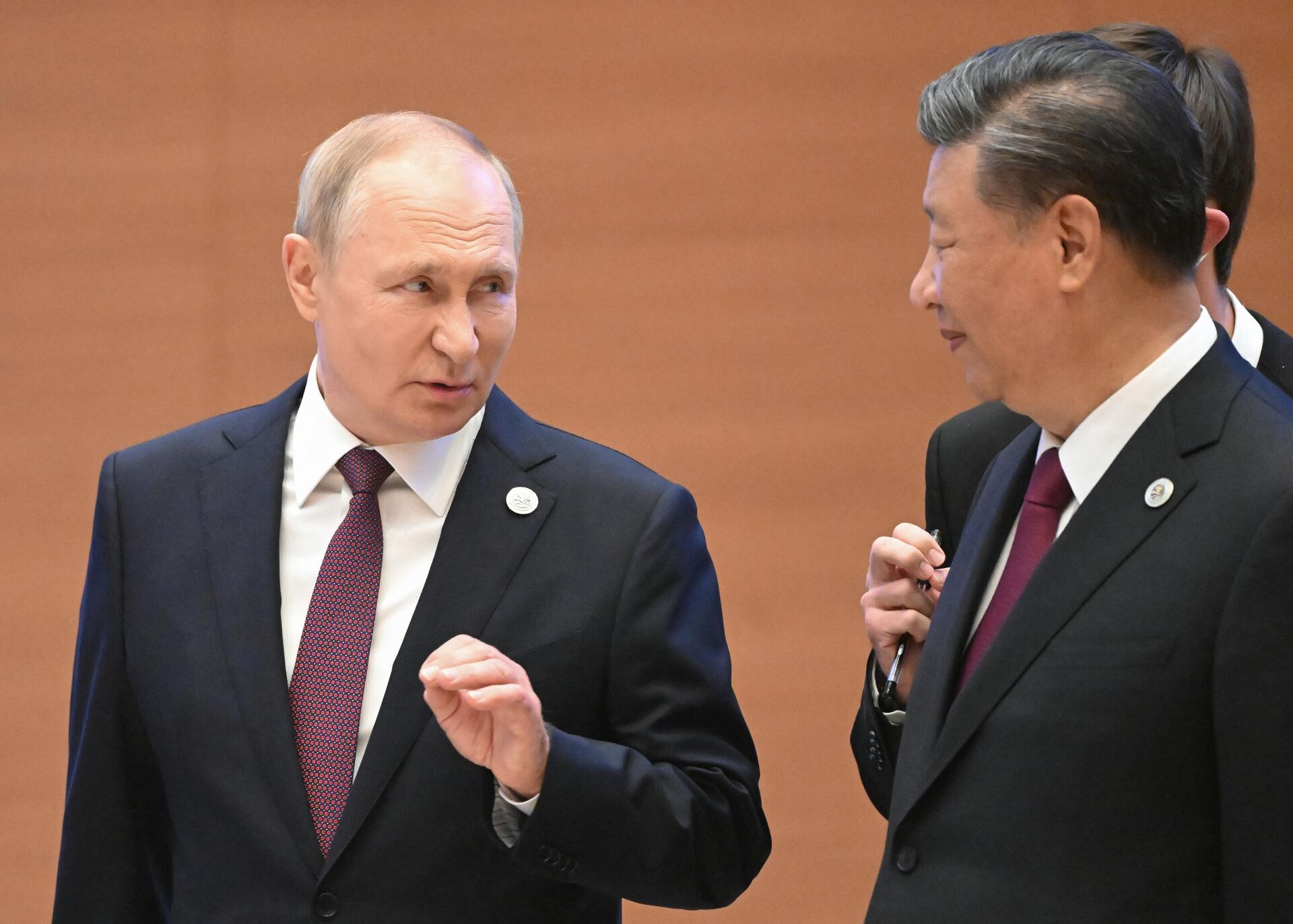 Presidente russo, Vladimir Putin, e o líder chinês, Xi Jinping, antes da foto conjunta dos líderes dos países-membros da Organização para Cooperação de Xangai (SCO, na sigla em inglês), em 16 de setembro de 2022 - Sputnik Brasil, 1920, 25.12.2022