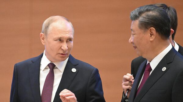 Presidente russo, Vladimir Putin, e o líder chinês, Xi Jinping, antes da foto conjunta dos líderes dos países-membros da Organização para Cooperação de Xangai (SCO, na sigla em inglês), em 16 de setembro de 2022 - Sputnik Brasil