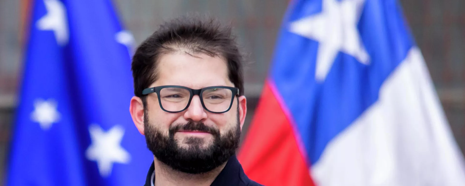 O presidente do Chile, Gabriel Boric, do lado de fora da assembleia de voto, durante entrevista coletiva após votar o plebiscito sobre um novo projeto de Constituição do país. Punta Arenas, 4 de setembro de 2022 - Sputnik Brasil, 1920, 04.12.2023