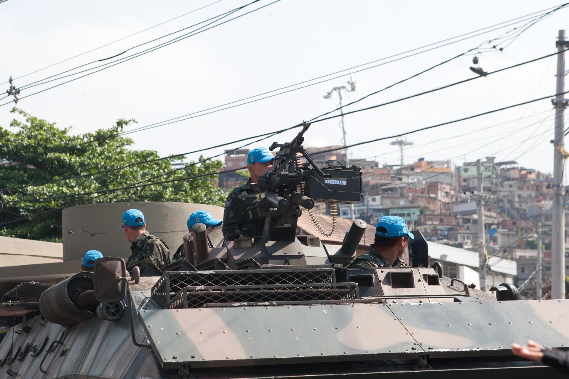 Dois blindados Urutus do Exército chegam a entrada da favela da Grota na rua Joaquim de Queiroz, no Complexo do Alemão, no Rio de Janeiro, em 7 de setembro de 2011 - Sputnik Brasil, 1920, 28.09.2022