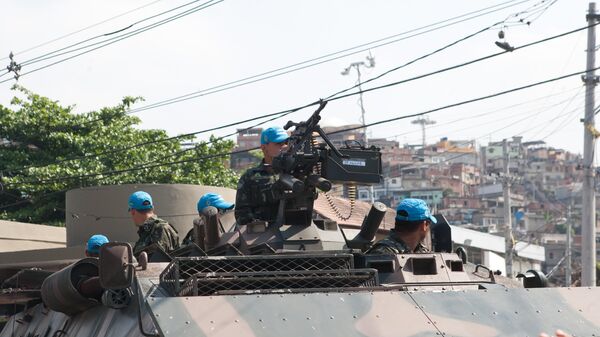 Dois blindados Urutus do Exército chegam a entrada da favela da Grota, na rua Joaquim de Queiroz, no Complexo do Alemão, no Rio de Janeiro, em 7 de setembro de 2011 - Sputnik Brasil
