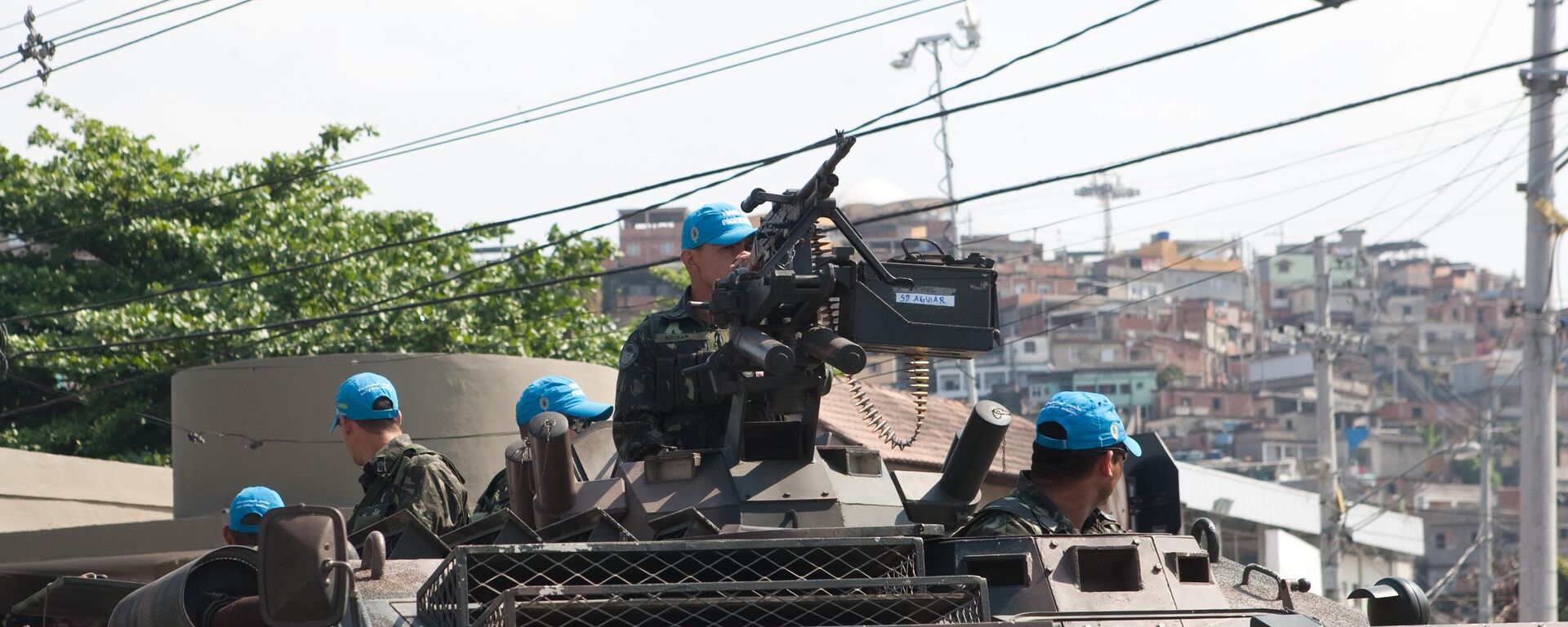 Dois blindados Urutus do Exército chegam a entrada da favela da Grota, na rua Joaquim de Queiroz, no Complexo do Alemão, no Rio de Janeiro, em 7 de setembro de 2011 - Sputnik Brasil, 1920, 16.09.2022