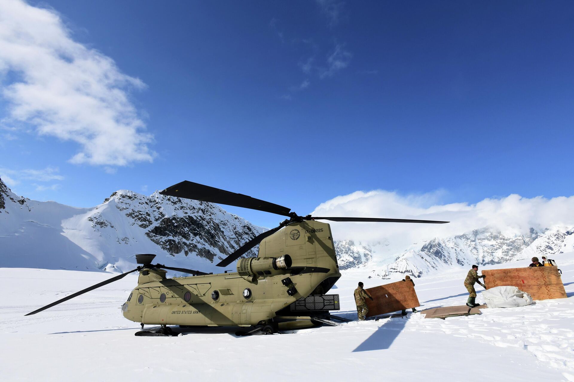 Soldados e funcionários do Serviço Nacional de Parques descarregam equipamentos e suprimentos de um helicóptero CH-47 Chinook do Exército dos EUA na geleira Kahiltna em 27 de abril de 2022 - Sputnik Brasil, 1920, 07.06.2023