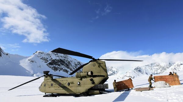 Soldados e funcionários do Serviço Nacional de Parques descarregam equipamentos e suprimentos de um helicóptero CH-47 Chinook do Exército dos EUA na geleira Kahiltna em 27 de abril de 2022 - Sputnik Brasil