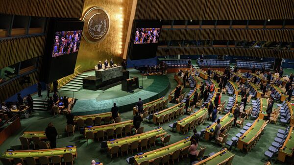 Participantes de uma reunião da Assembleia Geral ficam em silêncio durante uma homenagem à rainha Elizabeth da Grã-Bretanha, na sede das Nações Unidas em Nova York, em 15 de setembro de 2022 - Sputnik Brasil