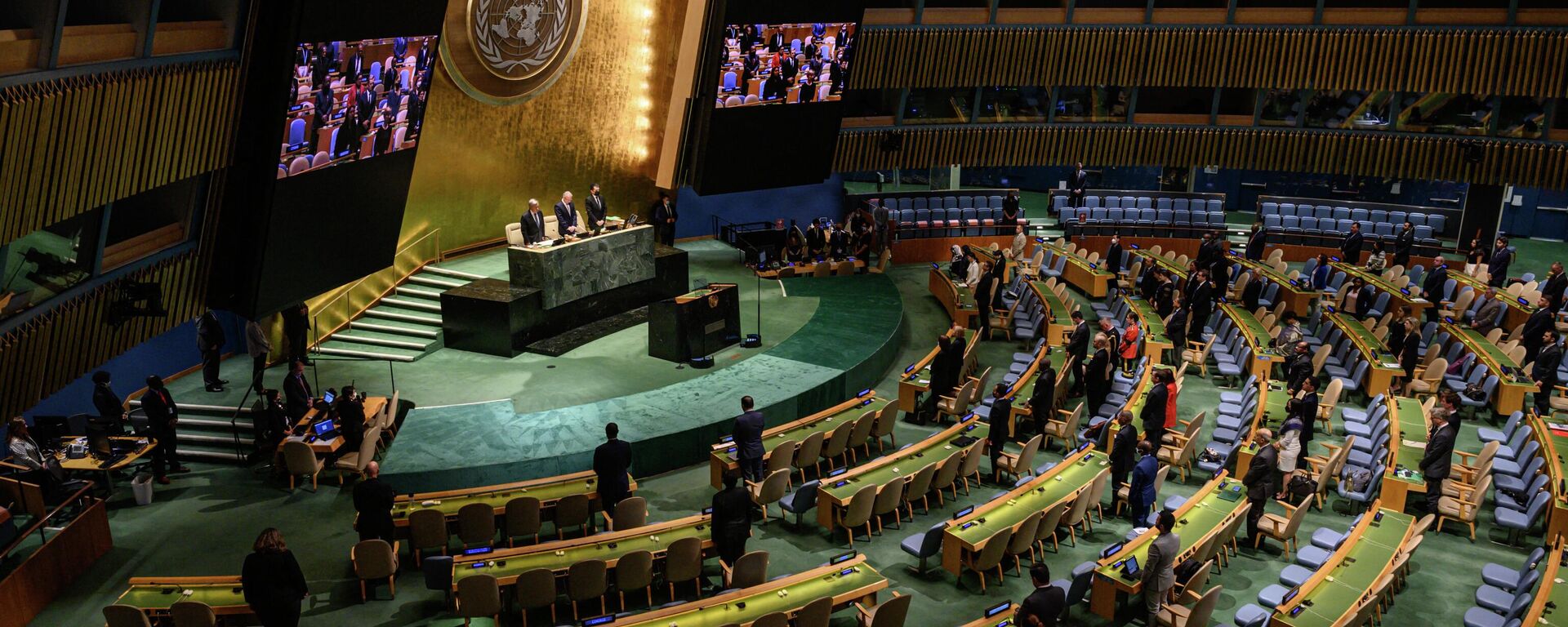 Participantes de uma reunião da Assembleia Geral ficam em silêncio durante uma homenagem à rainha Elizabeth da Grã-Bretanha, na sede das Nações Unidas em Nova York, em 15 de setembro de 2022 - Sputnik Brasil, 1920, 13.10.2022