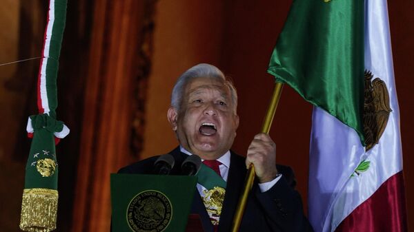 O presidente mexicano, Andrés Manuel López Obrador, dá o grito característico do início das comemorações do Dia da Independência - Sputnik Brasil
