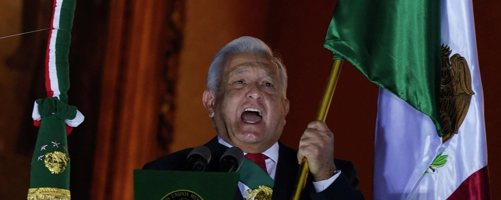 O presidente mexicano, Andrés Manuel López Obrador, dá o grito característico do início das comemorações do Dia da Independência, no Palácio Nacional, sede do Poder Executivo. Cidade do México, 15 de setembro de 2022 - Sputnik Brasil, 1920, 16.09.2022