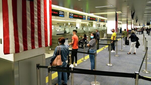 Os passageiros internacionais chegam ao Aeroporto Internacional de Miami, onde são examinados pela Alfândega e Proteção de Fronteiras (CBP) dos EUA usando biometria facial para automatizar as verificações manuais de documentos necessárias para admissão nos EUA (foto de arquivo) - Sputnik Brasil