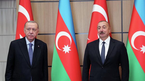 O presidente turco Recep Tayyip Erdogan com o seu homólogo azeri Ilham Aliev durante uma cerimônia oficial em Zangilan (Azerbaijão), 26 de outubro de 2021 - Sputnik Brasil