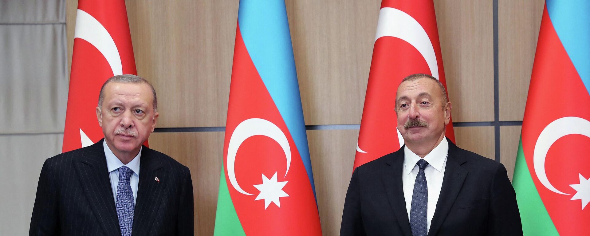 O presidente turco Recep Tayyip Erdogan com o seu homólogo azeri Ilham Aliev durante uma cerimônia oficial em Zangilan (Azerbaijão), 26 de outubro de 2021 - Sputnik Brasil, 1920, 17.09.2022
