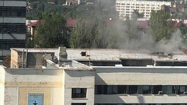Imagem mostra fumaça saindo de prédio após bombardeio de tropas ucranianas na República Popular de Donetsk (RPD) - Sputnik Brasil