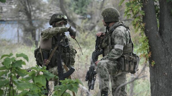 Soldados russos conversam durante ação das Forças Armadas da Rússia em Aleksandrovka, na região de Kherson, região ucraniana sob controle russo em meio à operação militar especial de Moscou na Ucrânia - Sputnik Brasil