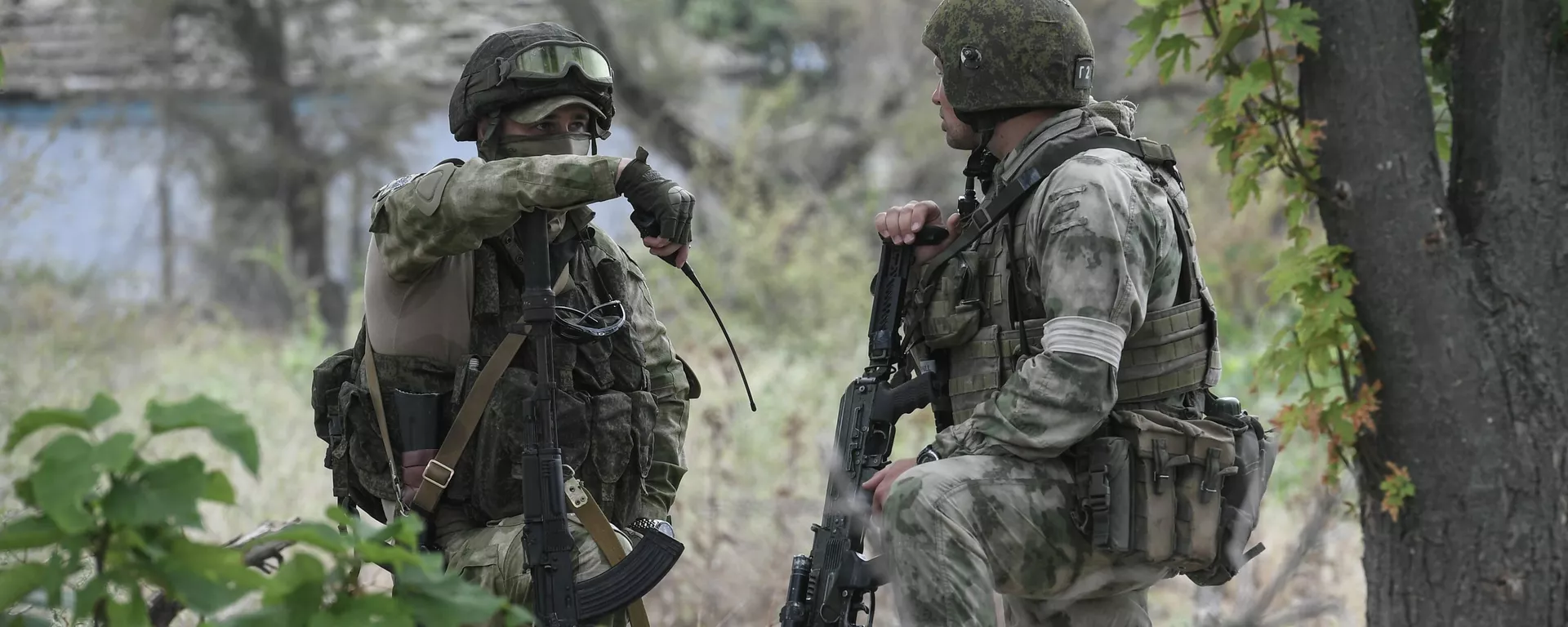 Soldados russos conversam durante ação das Forças Armadas da Rússia em Aleksandrovka, na região de Kherson, em meio à operação militar especial de Moscou na Ucrânia - Sputnik Brasil, 1920, 19.12.2023