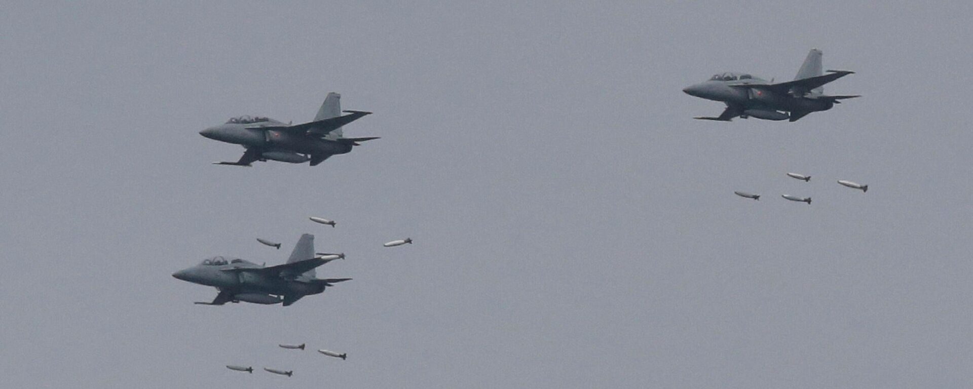 Caças FA-50 sul-coreanos largam bombas durante exercício conjunto com os EUA no Campo de Treinamento de Fogo Seungjin, Pocheon, Coreia do Sul, perto da fronteira com a Coreia do Norte, 21 de abril de 2017 - Sputnik Brasil, 1920, 07.11.2023