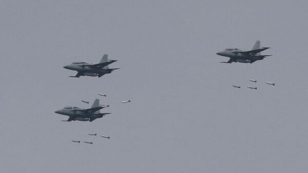 Caças FA-50 sul-coreanos largam bombas durante exercício conjunto com os EUA no Campo de Treinamento de Fogo Seungjin, Pocheon, Coreia do Sul, perto da fronteira com a Coreia do Norte, 21 de abril de 2017 - Sputnik Brasil