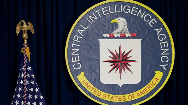 O selo da Agência Central de Inteligência (CIA, na sigla em inglês) em sua sede, em Langley, Virgínia. EUA, 13 de abril de 2016 - Sputnik Brasil