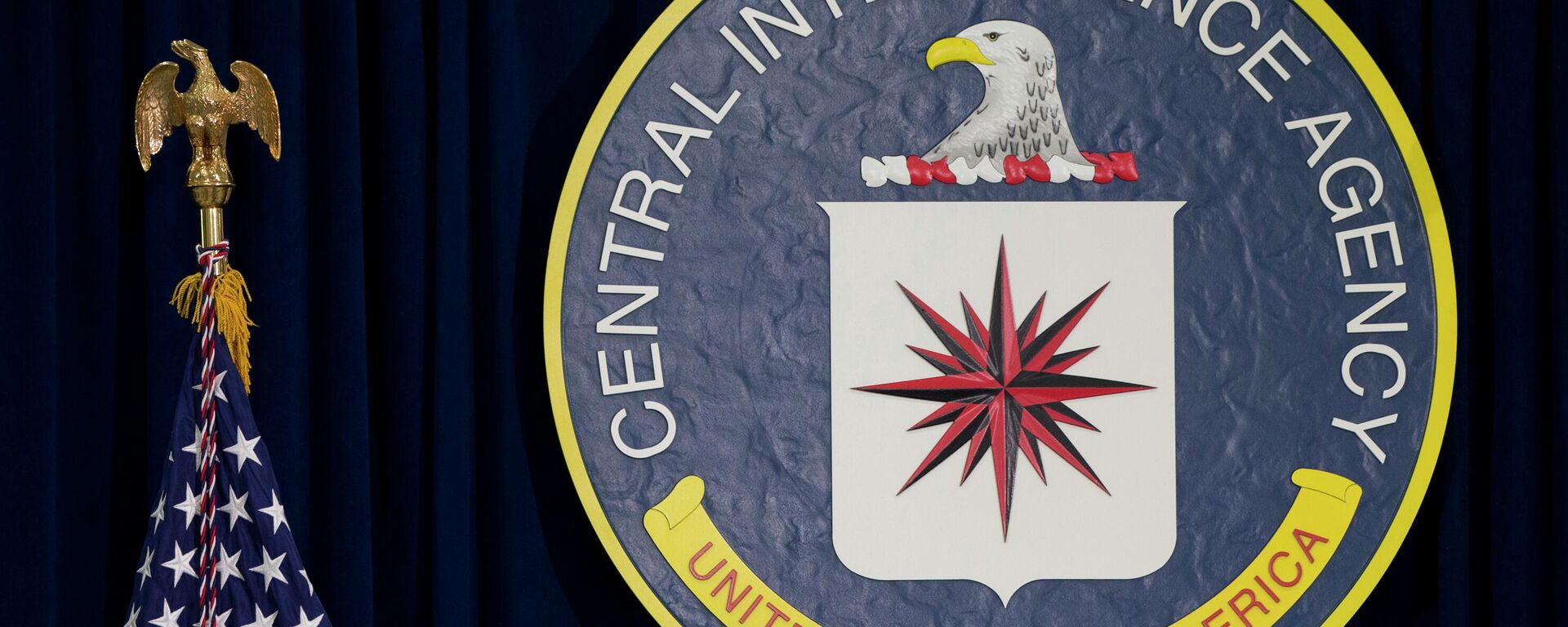 O selo da Agência Central de Inteligência (CIA, na sigla em inglês) em sua sede, em Langley, Virgínia. EUA, 13 de abril de 2016 - Sputnik Brasil, 1920, 21.01.2023