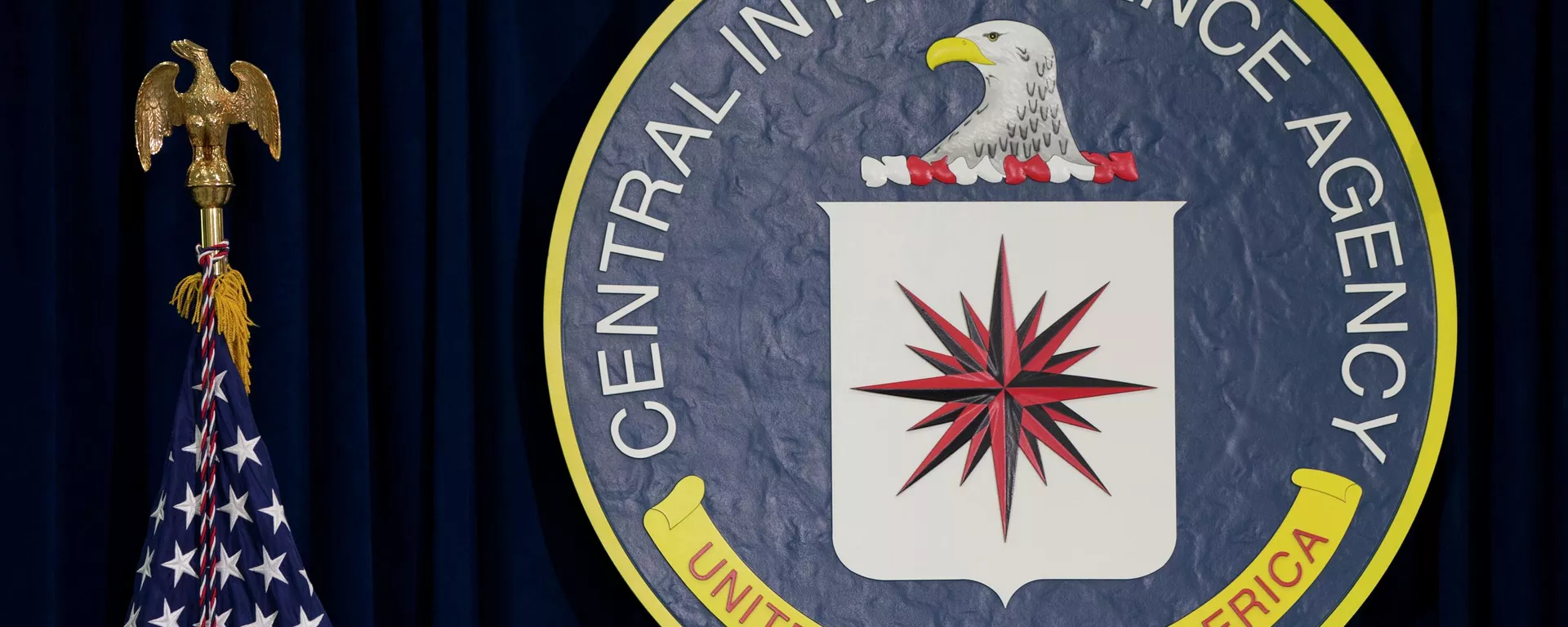 O selo da Agência Central de Inteligência (CIA, na sigla em inglês) em sua sede, em Langley, Virgínia, EUA, 13 de abril de 2016 - Sputnik Brasil, 1920, 27.09.2023