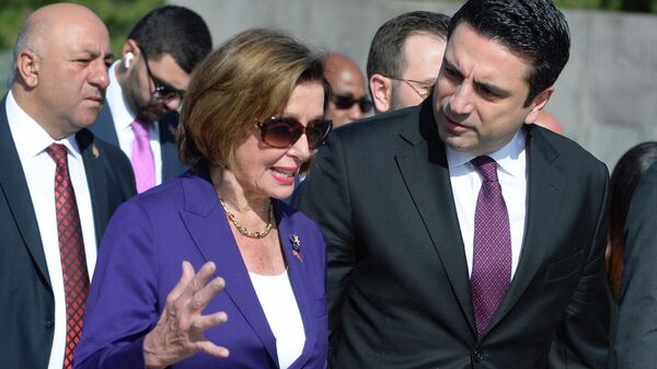 Presidente do parlamento armênio Alen Simonyan conversa com a presidente da Câmara dos Representantes dos EUA, Nancy Pelosi, durante a sua visita à Armênia, 18 de setembro de 2022 - Sputnik Brasil