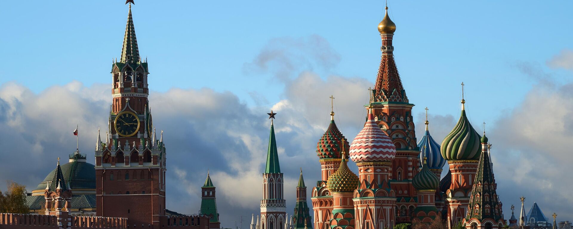 Torre Spasskaya do Kremlin de Moscou e Catedral Pokrovsky - Sputnik Brasil, 1920, 03.04.2023