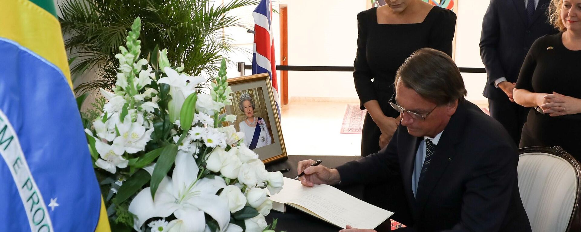 O presidente Jair Bolsonaro assina o livro de condolências à Rainha Elizabeth II na Embaixada do Reino Unido em Brasília. 12 de setembro de 2022. - Sputnik Brasil, 1920, 18.09.2022