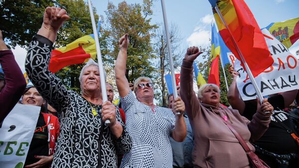 Participantes das manifestações frente ao prédio da administração da presidente moldava Maia Sandu, Chisinau, 18 de setembro de 2022 - Sputnik Brasil