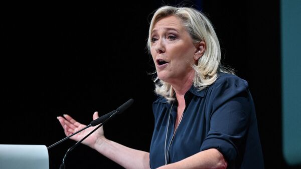 A deputada francesa do Reencontro Nacional (RN) e presidente do grupo parlamentar do partido, Marine Le Pen, gesticula durante no centro de convenções Cap d'Agde, sul da França, 18 de setembro de 2022 - Sputnik Brasil