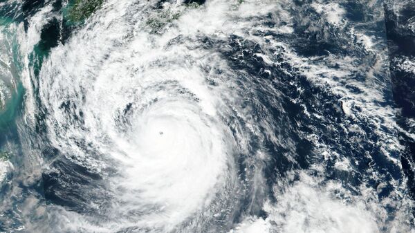 Imagem de satélite divulgada pela NASA mostra o tufão Nanmadol se aproximando do sudoeste do Japão. 17 de setembro de 2022.
 - Sputnik Brasil