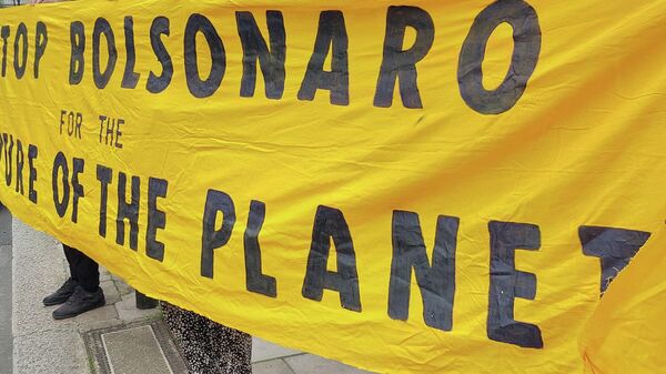 Foto tirada em um protesto contra a presença de Bolsonaro no Reino Unido - Sputnik Brasil