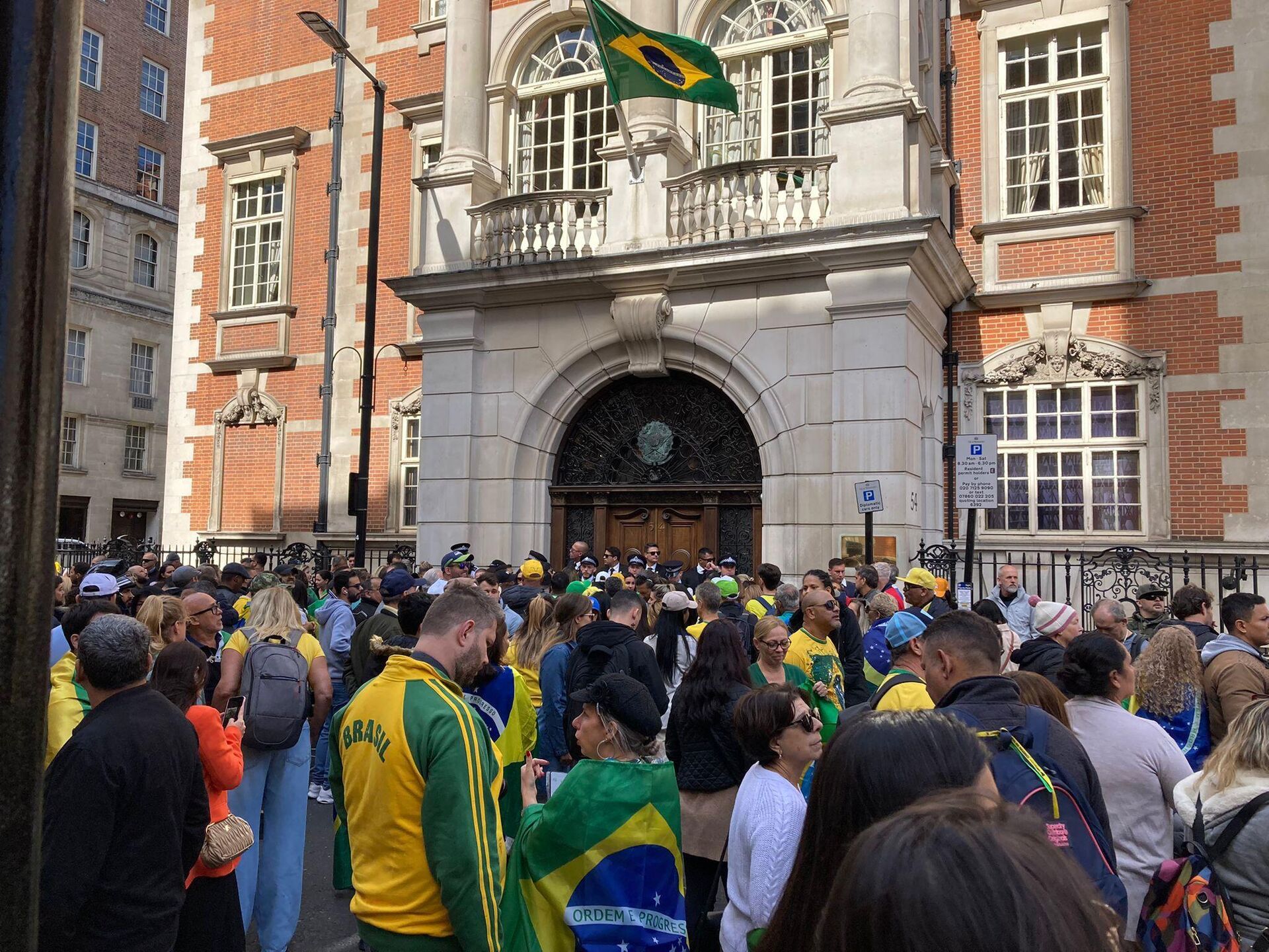 Centenas de apoiadores de verde e amarelo recebem o presidente brasileiro, Jair Bolsonaro, em frente à Embaixada do Brasil em Londres - Sputnik Brasil, 1920, 20.09.2022