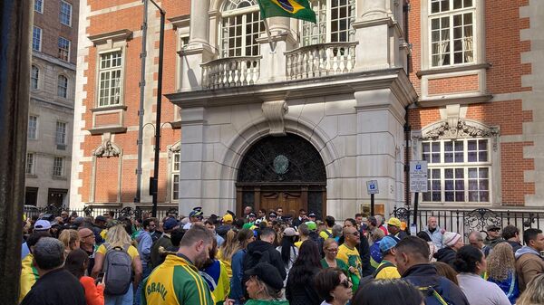 Centenas de apoiadores de verde e amarelo recebem o presidente brasileiro, Jair Bolsonaro, em frente à Embaixada do Brasil em Londres - Sputnik Brasil