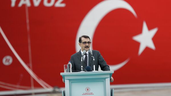 O ministro de Energia e Recursos Naturais da Turquia, Fatih Donmez, fala durante uma cerimônia para lançar o navio-sonda 'Yavuz' - Sputnik Brasil
