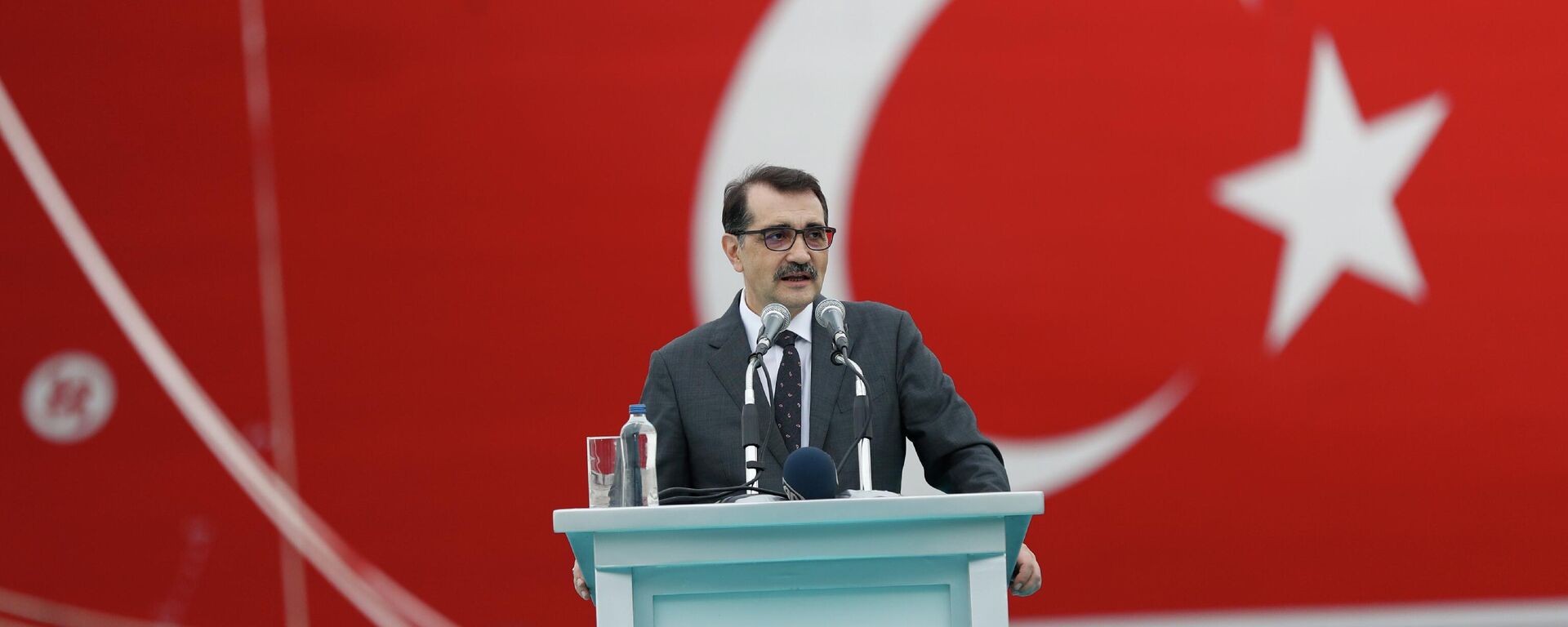 O ministro de Energia e Recursos Naturais da Turquia, Fatih Donmez, fala durante uma cerimônia para lançar o navio-sonda 'Yavuz' - Sputnik Brasil, 1920, 31.03.2023