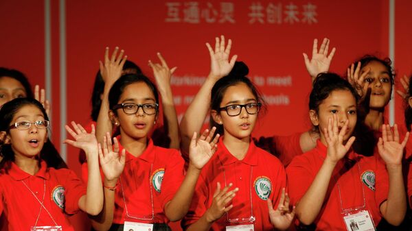 Crianças da escola primária Robin Hood em Birmingham cantam uma canção em mandarim para o presidente chinês Xi Jinping, que participou da abertura da conferência anual do Instituto de Educação do Instituto Confúcio em Londres, 22 de outubro de 2015 - Sputnik Brasil