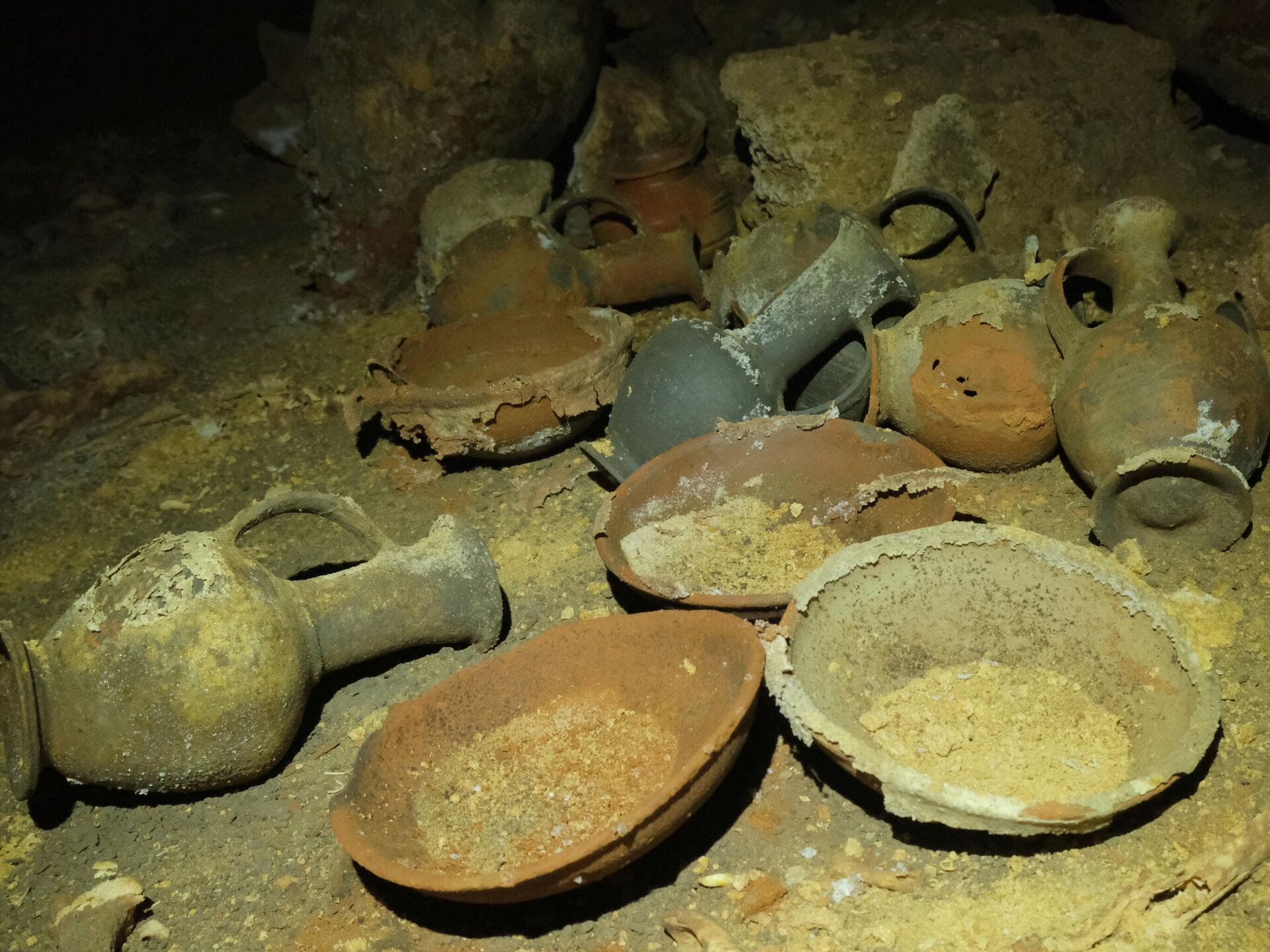 Objetos de cerâmica que remontam ao tempo do antigo faraó egípcio Ramsés II foram encontrados intactos em uma caverna funerária em Israel - Sputnik Brasil, 1920, 19.09.2022