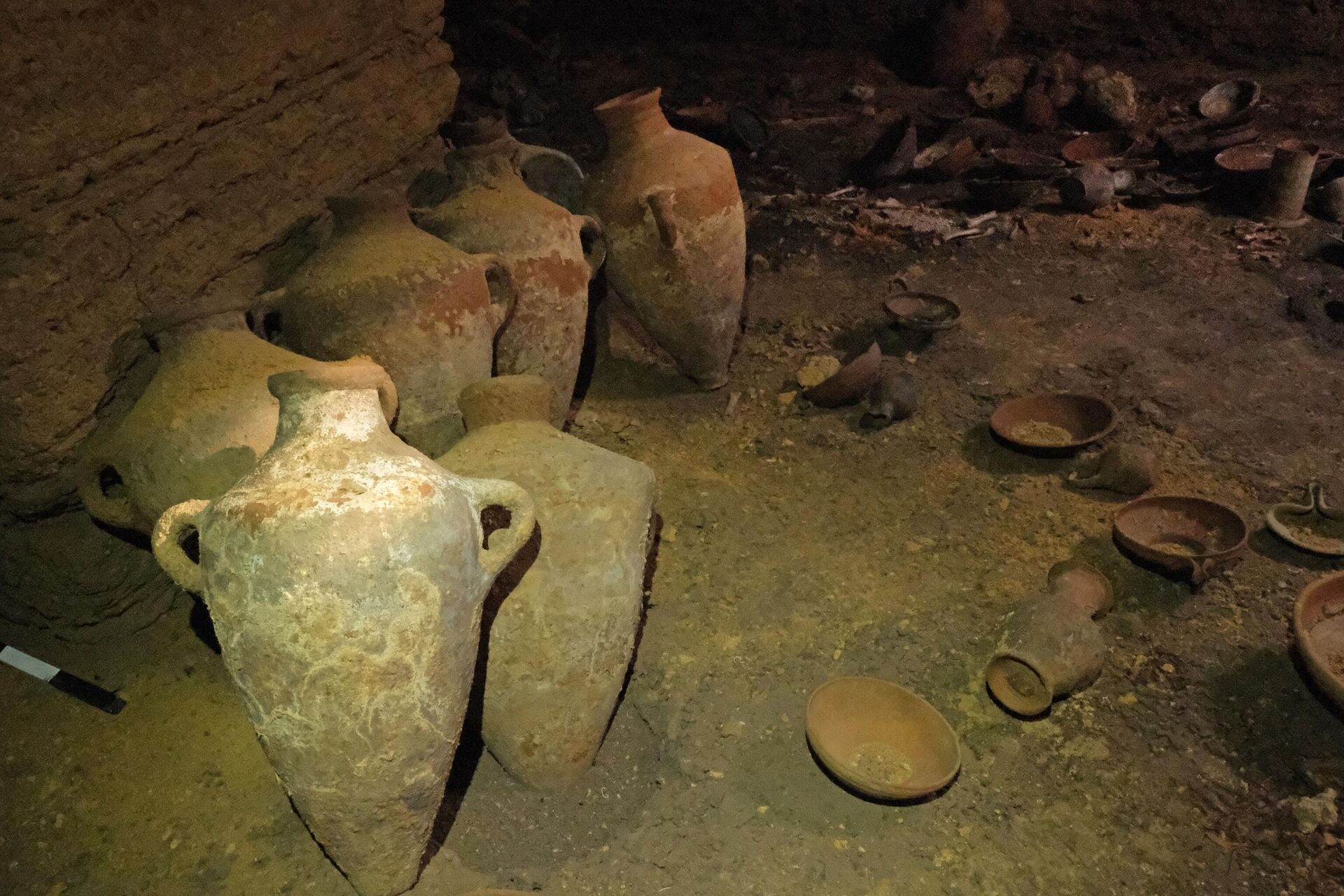 Objetos de cerâmica que remontam ao tempo do antigo faraó egípcio Ramsés II foram encontrados intactos em uma caverna funerária em Israel - Sputnik Brasil, 1920, 19.09.2022
