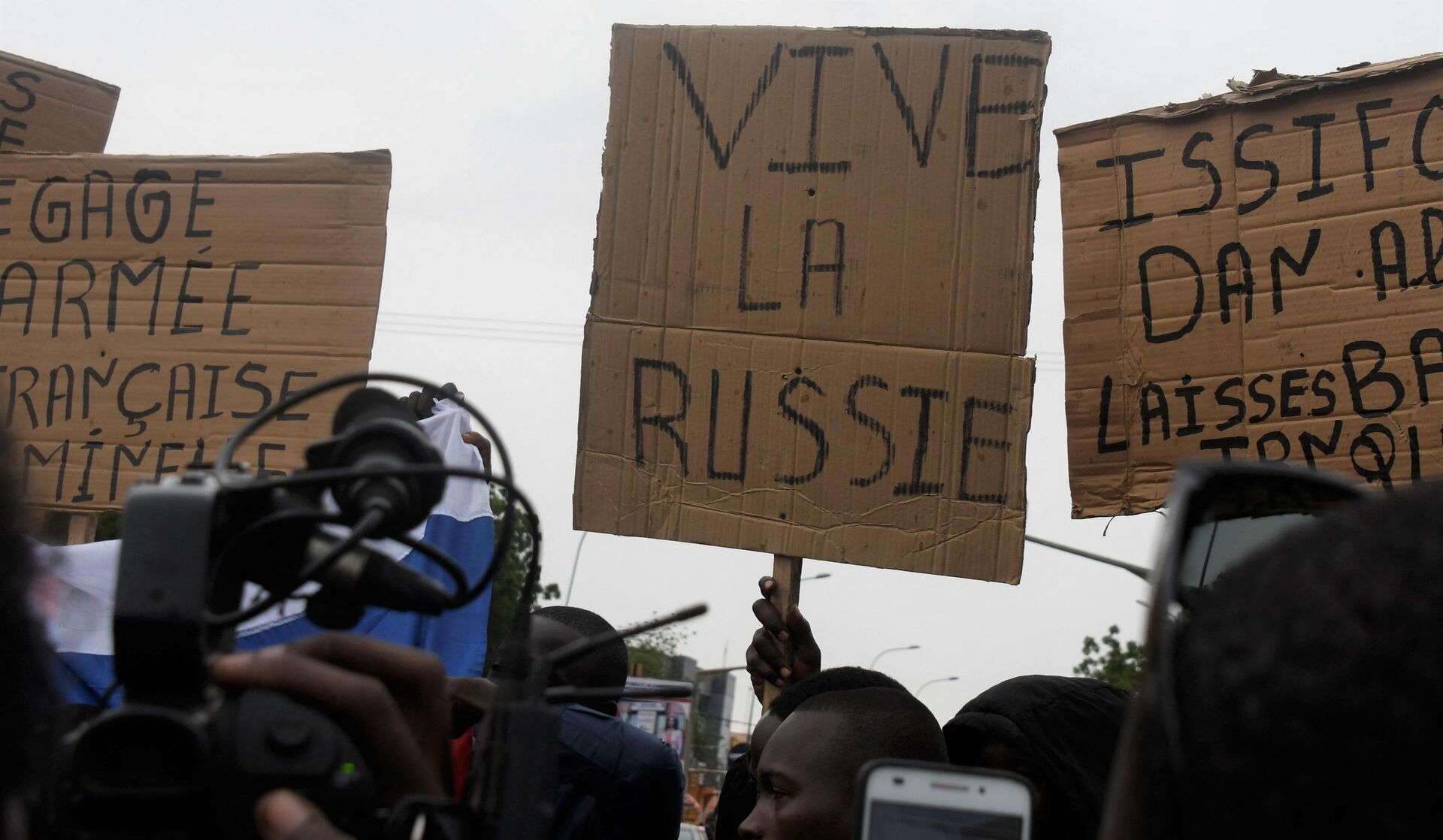 Um homem segura um cartaz que diz Viva a Rússia enquanto pessoas se manifestam contra a presença militar francesa no Níger, Niamey, 18 de setembro de 2022 - Sputnik Brasil, 1920, 19.09.2022
