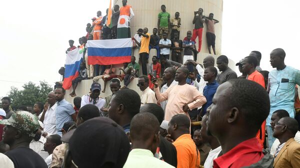 Pessoas protestam contra a presença militar francesa no Níger, em Niamey, 18 de setembro de 2022  - Sputnik Brasil
