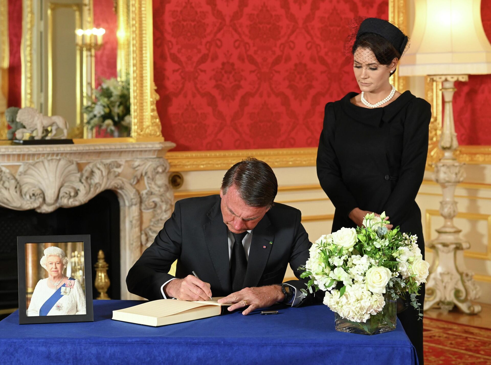 O presidente brasileiro, Jair Bolsonaro, assina livro de condolências à rainha Elizabeth II, na Lancaster House, em Londres, em 18 de setembro de 2022 - Sputnik Brasil, 1920, 20.09.2022