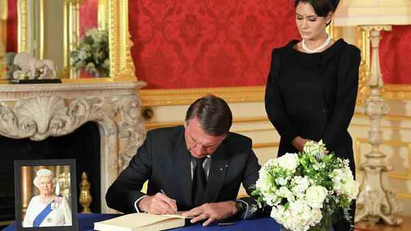 O presidente brasileiro, Jair Bolsonaro, assina livro de condolências à rainha Elizabeth II, na Lancaster House, em Londres, em 18 de setembro de 2022 - Sputnik Brasil
