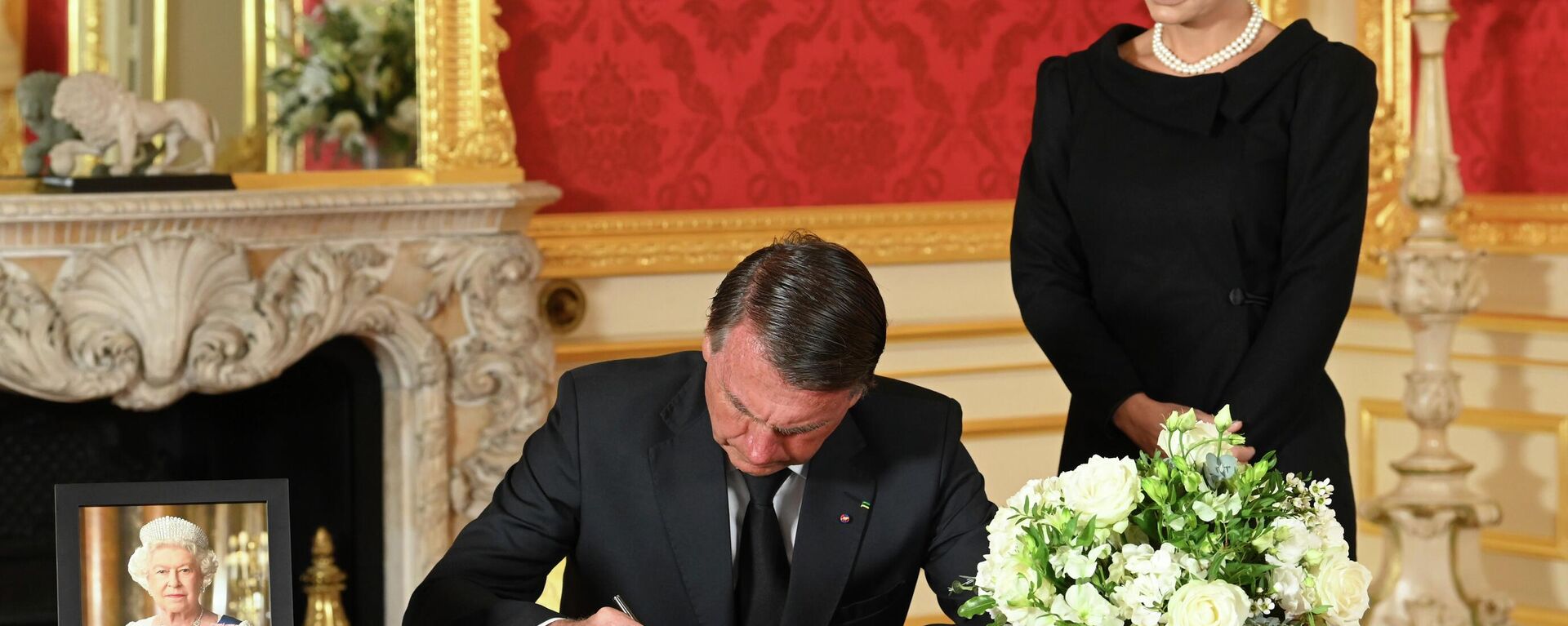 O presidente brasileiro, Jair Bolsonaro, assina livro de condolências à rainha Elizabeth II, na Lancaster House, em Londres, em 18 de setembro de 2022 - Sputnik Brasil, 1920, 19.09.2022