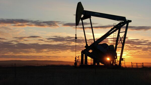 Bomba da Whiting Petroleum puxa petróleo bruto da região de Bakken, nas planícies do norte, perto de Bainville, Montana, EUA, 6 de novembro de 2013 - Sputnik Brasil