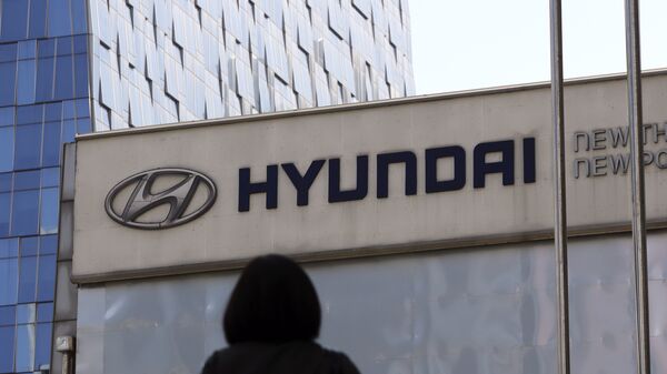 Logotipo da Hyundai Motor é exibido no showroom de montadora em Seul, Coréia do Sul, 26 de abril de 2017 - Sputnik Brasil