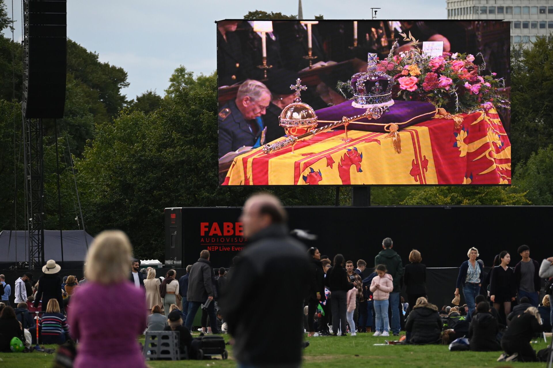 Pessoas no Hyde Park, em Londres, assistem ao funeral da rainha Elizabeth II. Londres, 19 de setembro de 2022. - Sputnik Brasil, 1920, 19.09.2022