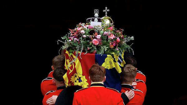 Guardar carregam o caixão da Rainha Elizabeth II na Capela de São Jorge, em Windsor. Inglaterra, 19 de setembro de 2022. - Sputnik Brasil